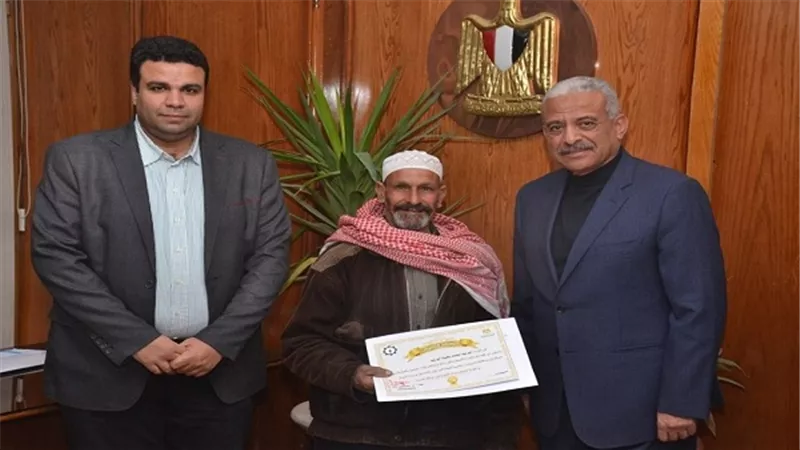 بالصور.. محافظ السويس يكرم 37 من العاملين بالأحياء لبلوغهم السن القانونية