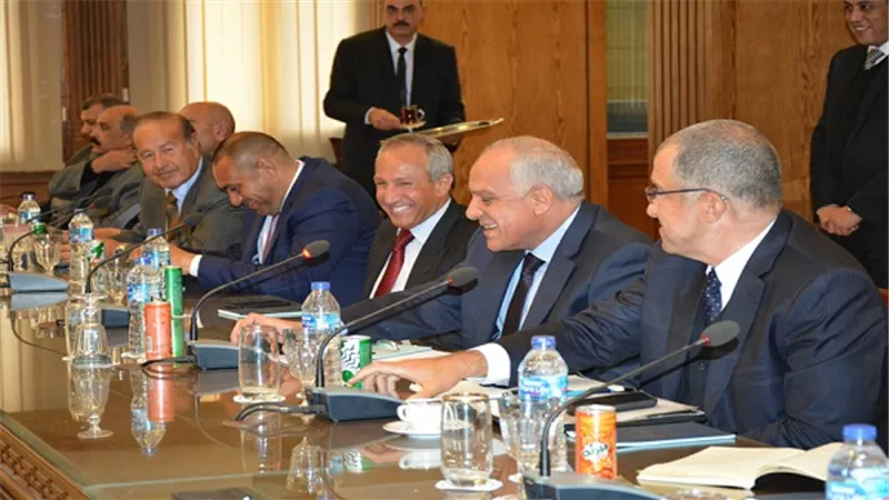 محافظ الجيزة يلتقى بـ 25 رجل أعمال ومستثمر ورواد الصناعات لبحث التعاون وتنمية المحافظة