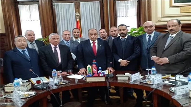وزير الزراعة يستقبل عدد من شباب الباحثين نجحوا في انشاء وحدة لانتاج المنظفات 