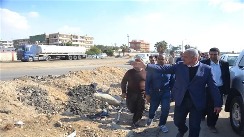 بالصور.. المحافظ  يتابع أعمال التطوير والتجميل على طريقي 