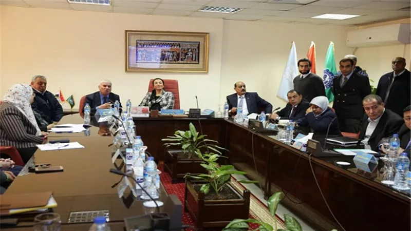 وزيرة البيئة تستعرض خطة شركة الورق الأهلية بالأسكندرية لإقامة محطة صرف صناعي متطورة
