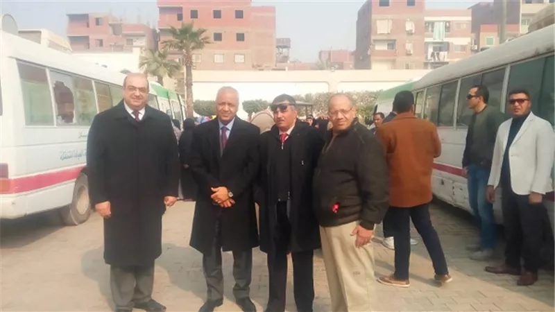 جامعة حلوان تنظم قافلة طبية خدمية بعزبة الوالدة