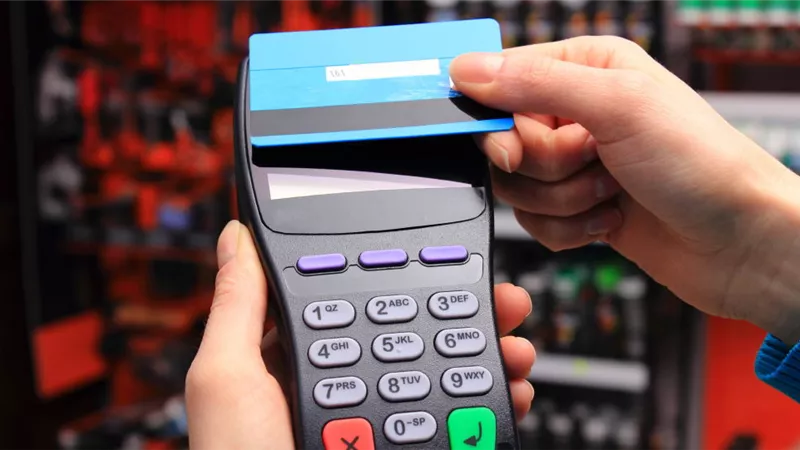 ما وراء ظاهرة وضع البعض بطاقاتهم البنكية في أكياس؟