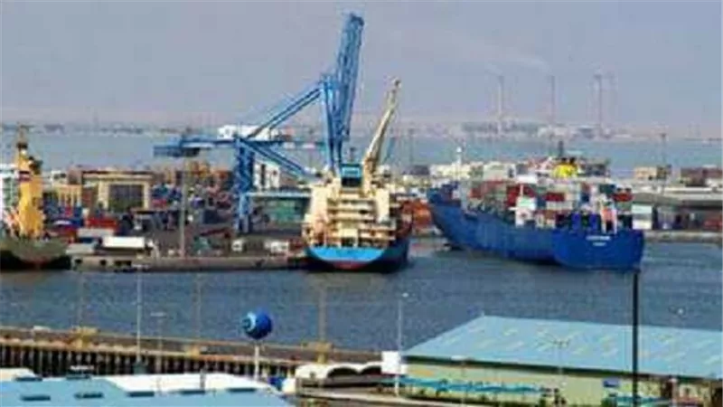تداول 370 شاحنة  بضائع و46 سيارة بموانىء البحر الاحمر