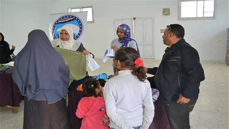 بالصور.. مستقبل وطن بالسويس ينظم معرض خيرى لتوزيع الملابس بالمجان
