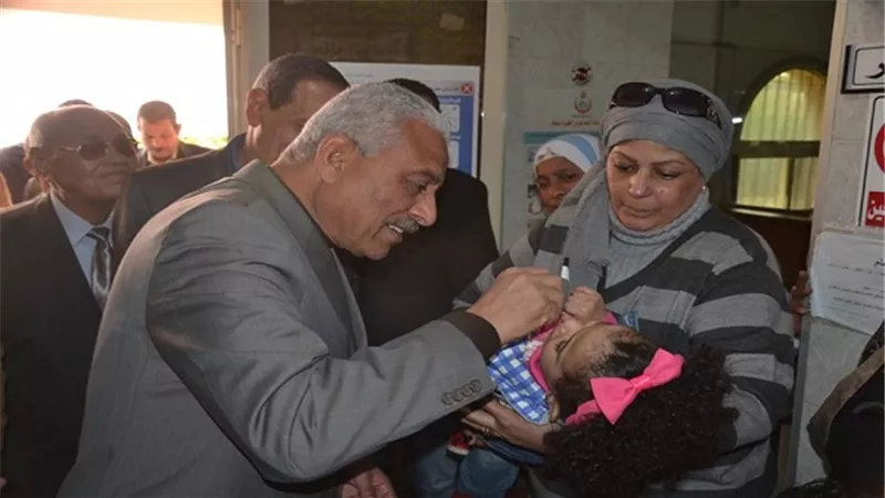 محافظ السويس يشارك في تطعيم مواليد المحافظة ضد شلل الاطفال 