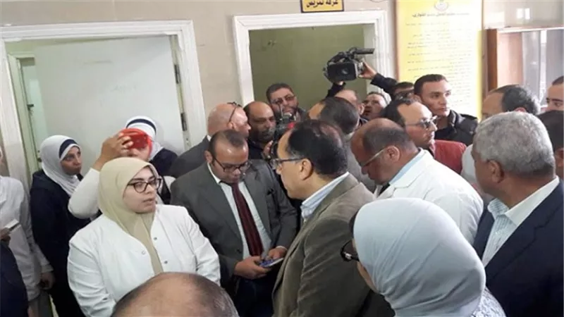 رئيس الحكومة غاضب من المسؤولين بمستشفى السويس .. والسبب