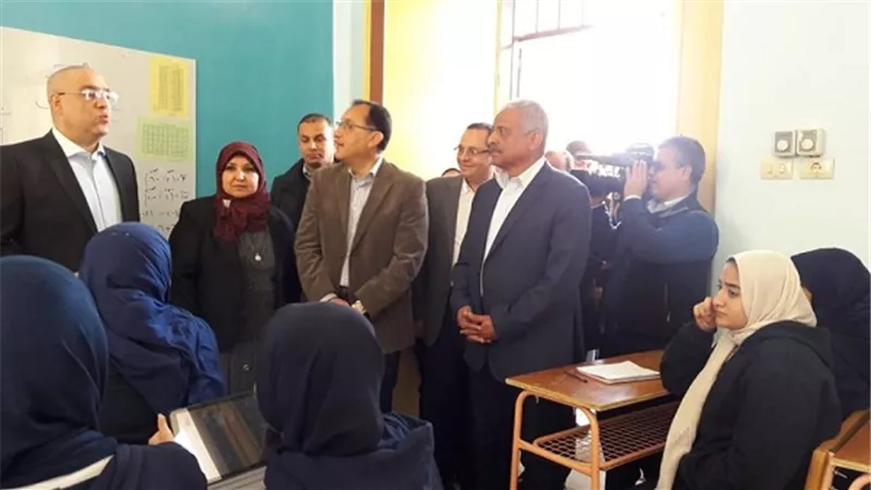 رئيس الوزراء يناقش طالبات مدرسة السويس الثانوية بنات القديمة