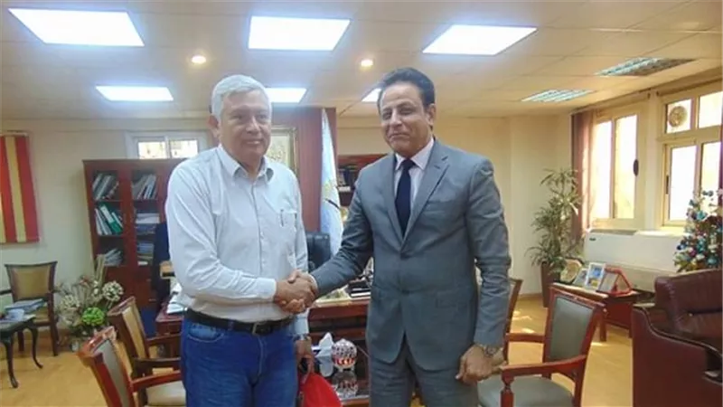 نائب المحافظ يستقبل سفير باراجـواى بالقـاهرة 