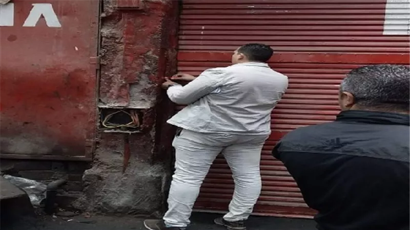 غلق وتشميع محلات مخالفة بصقر قريش بالمعادى الجديدة