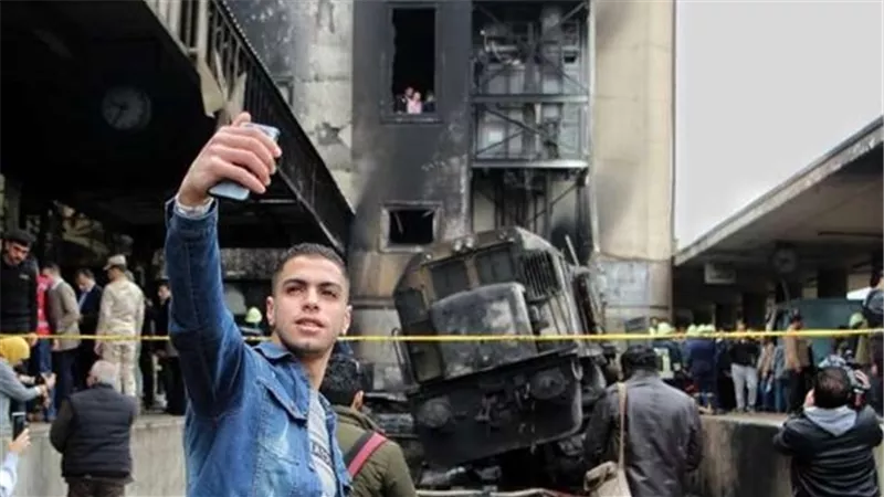 مظلوم أم مدان؟.. قصة صاحب سيلفي محطة مصر.. سبب الصورة 