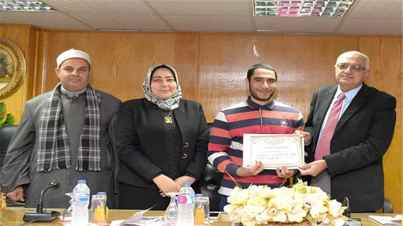 رئيس جامعة المنصورة يكرم حفظة القرآن الكريم من الطلاب 