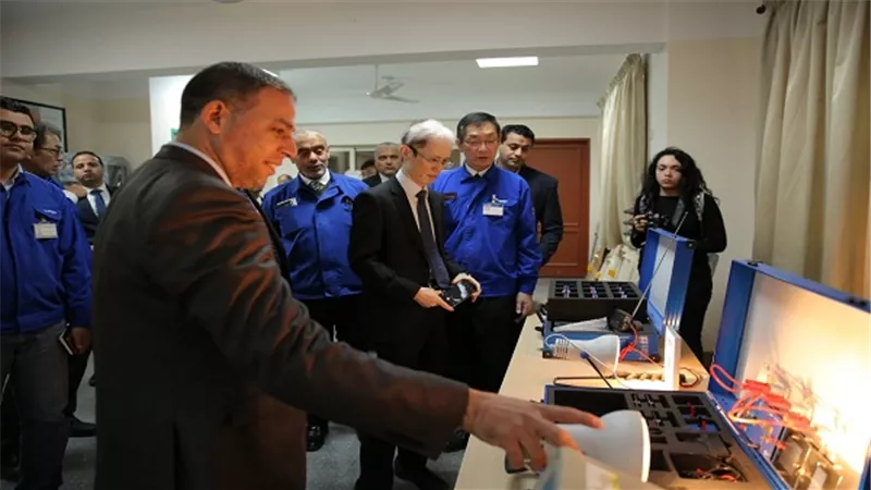 السفير الياباني يشيد بتجربة مدرسة العربي للتكنولوجيا التطبيقية