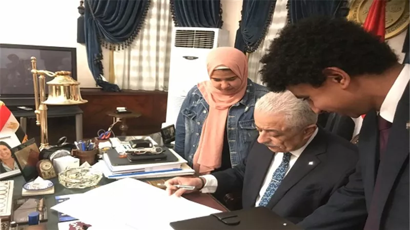 بحضور ممثل الطلاب وزير التربية والتعليم والتعليم الفني يعتمد جدول امتحانات الثانوية العامة للعام الدراسي 2018/2019