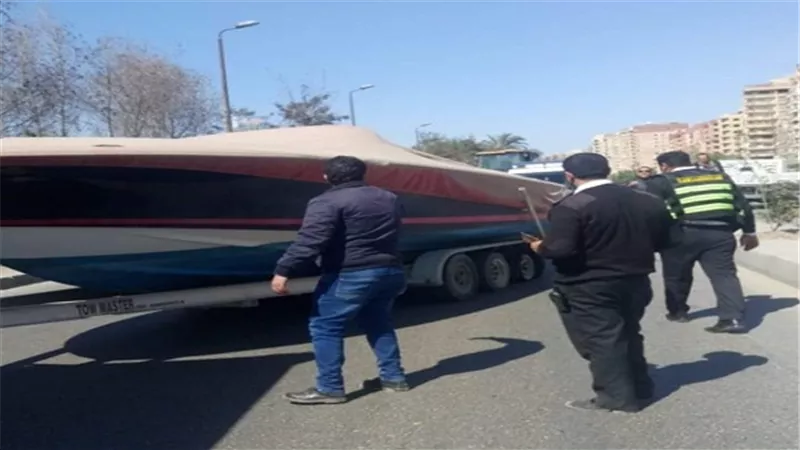نائب المحافظ: التحفظ علــى لنش بطول 100 متر يحتل نهر الطـريق بالمعصرة 