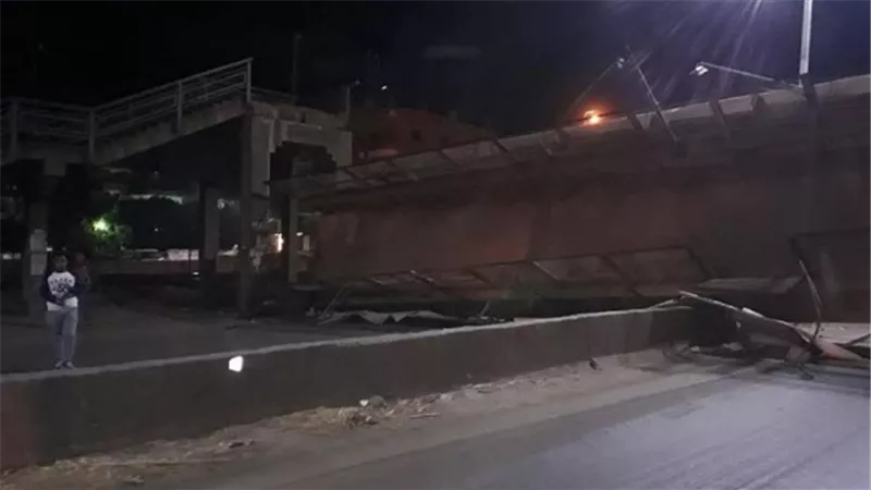 الطرق والكبارى: فتح طريق الإسكندرية الزراعى بعد مرور 5 ساعات من سقوط كوبرى الجمال للمشاة