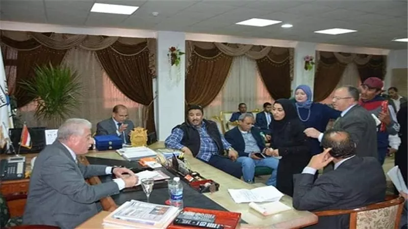 «فودة» يلتقي بـ٣٠ مواطنا لحل مشكلاتهم خلال اللقاء الأسبوعي