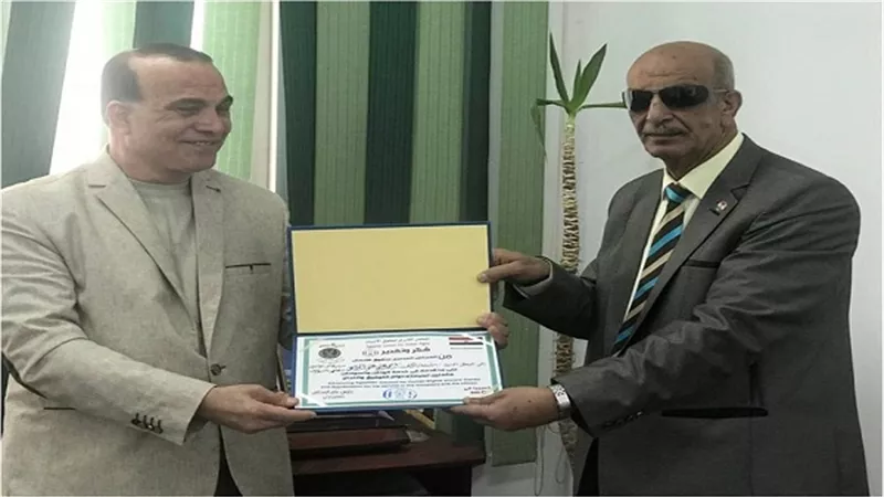 المصرى لحقوق الانسان بالسويس يكرم مدير عام التأمين الصحى