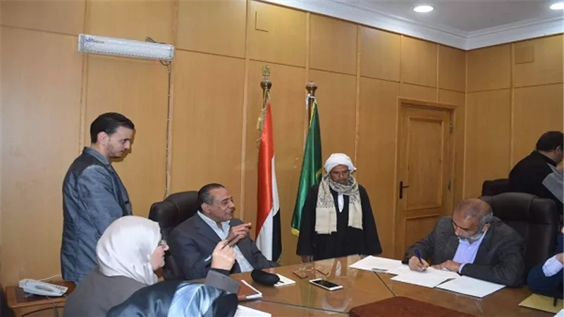 فحص شكاوي مواطني الفيوم وغلق مقهي بدون ترخيص وتوفير اعتمادات مالية للطرق ومساعدات مالية بالفيوم