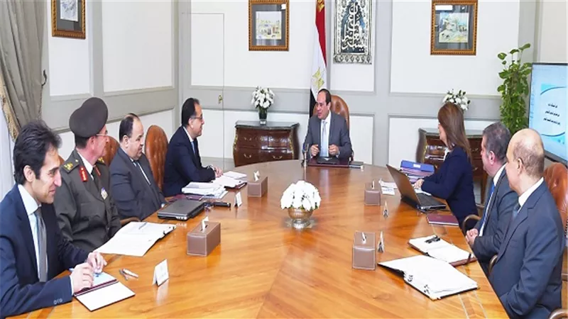 الرئيس السيسي يجتمع مع رئيس الوزراء ووزراء التضامن الاجتماعي والمالية وقطاع الأعمال العام
