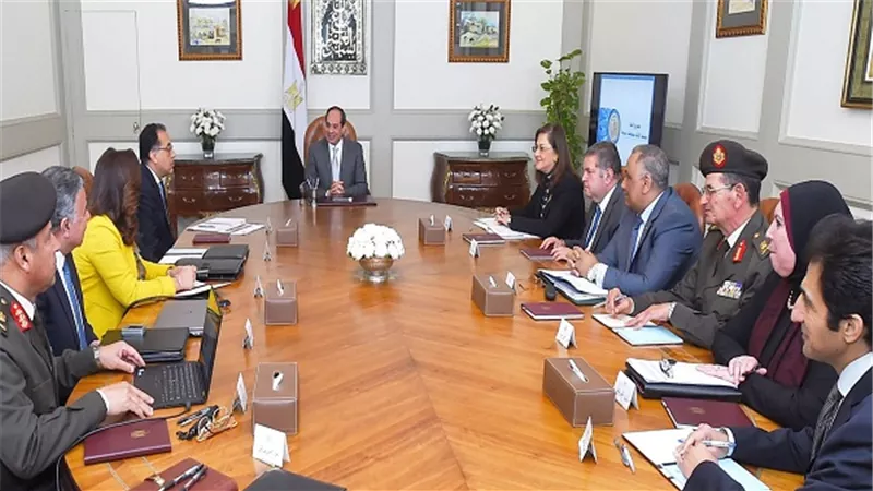 الرئيس السيسي يجتمع مع رئيس الوزراء وعدد من المسئولين