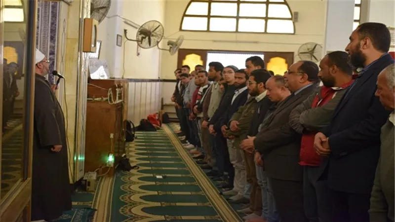رئيس جامعة حلوان يؤدي صلاة الغائب على أرواح ضحايا قطار محطة مصر