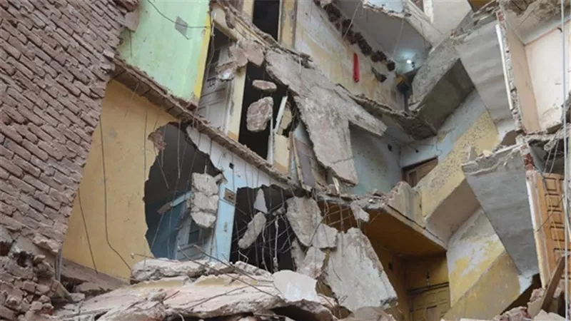 سقوط جزء من عقار بحي وسط وإصابة أحد العمال