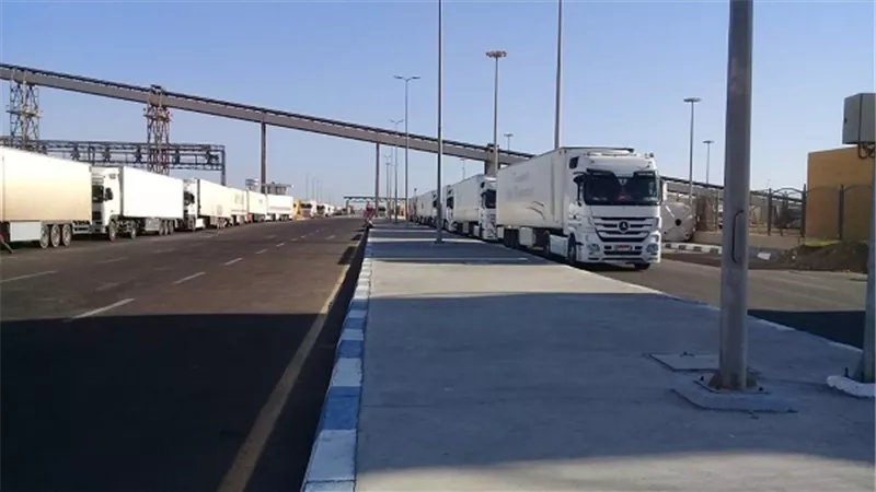 اليوم.. تداول 500 شاحنة بضائع و44 سيارة بموانىء البحر الاحمر 