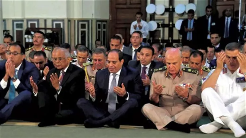 السيسي يؤدي صلاة الجمعة في مسجد المشير طنطاوي