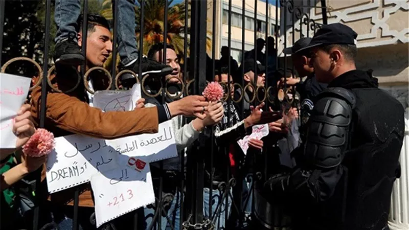 آلاف المتظاهرين يتجمعون بالجزائر تنديداً بالولاية الخامسة لـ