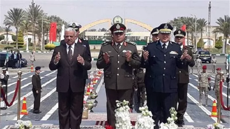 قيادات السويس يضعون أكاليل الزهور على النصب التذكاري للجندي المجهول 