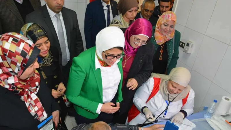 وزيرة الصحة ونائب محافظ الجيزة يتفقدان 