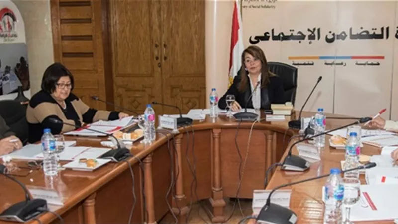 اجتماع لمجلس ادارة جمعية الهلال الاحمر برئاسة غادة والي 