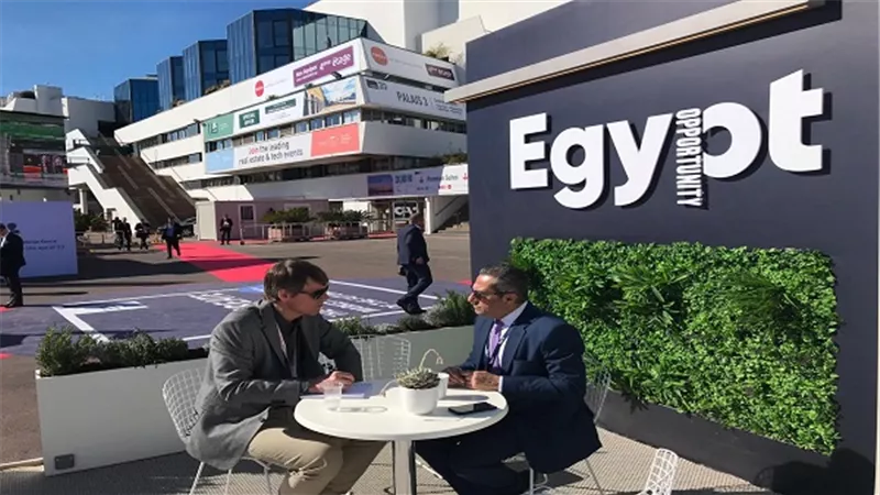 نائب وزير الإسكان يجرى حوارات مع الصحف الأجنبية عن فرص الاستثمار العقارى فى مصر