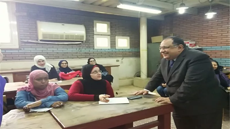 رئيس جامعة حلوان في زيارة تفقدية لكلية الفنون التطبيقية بعد حصولها على الإعتماد من الهيئة القومية لضمان الجودة