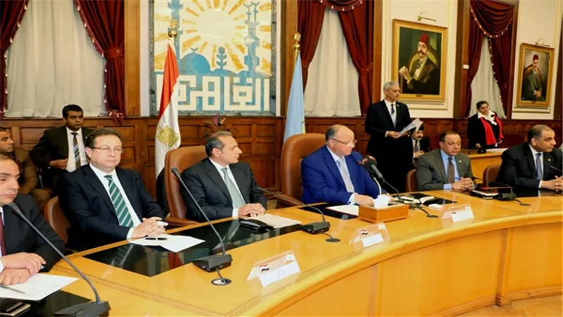 محافظ القاهرة يسلم 20 عقد لملاك شق الثعبان