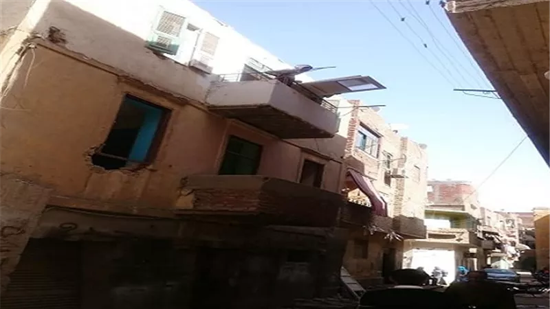 إزالة احد العقارات بأربعين السويس حفاظا على ارواح المواطنين