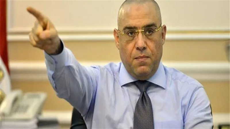 وزير الإسكان يطلق التيار الكهربائي بأحد الموزعات لتغذية الكورنيش والمنطقة الترفيهية بالعلمين الجديدة