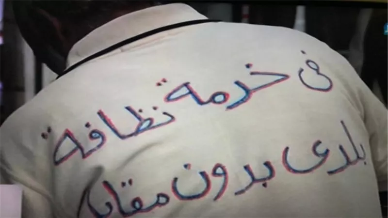 بالصور.. عمرو الليثى يِشيد برجل مسن ينظف ميادين الاسكندرية بدون مقابل بواحد من الناس
