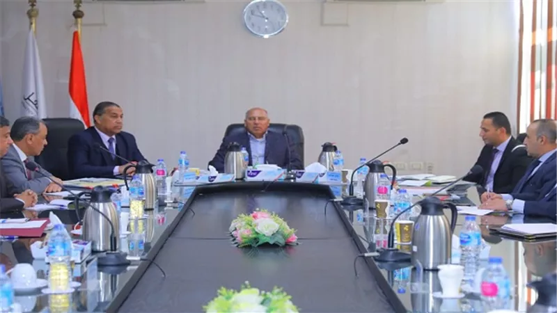 وزير النقل يجتمع مع رئيس وقيادات الهيئة العامة للطرق والكباري لمتابعة الموقف التنفيذي للمشروعات التي يتم تنفيذها