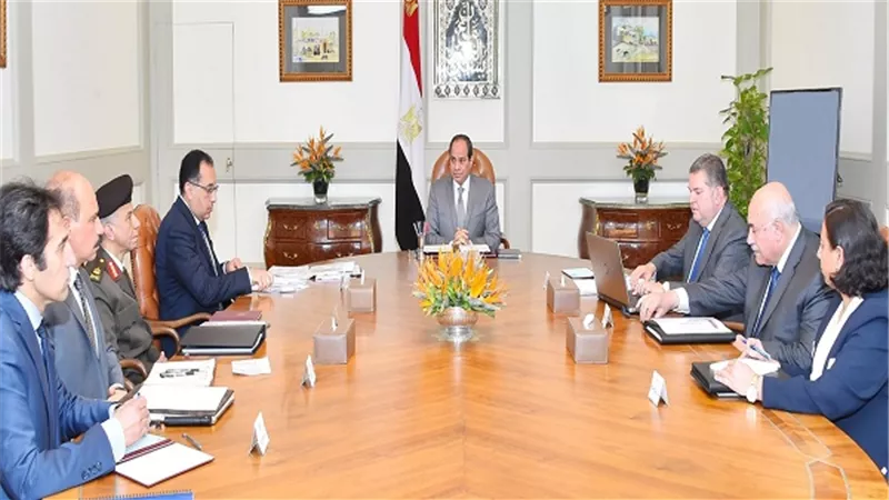 الرئيس السيسي يعقد اجتماعاً مع رئيس مجلس الوزراء ووزير قطاع الأعمال العام