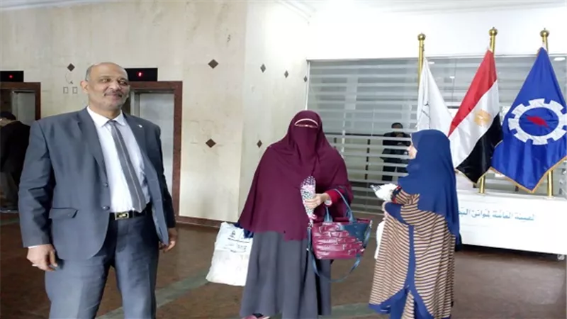 بالصور .. توزيع الورود على الامهات بموانىء البحر الاحمر