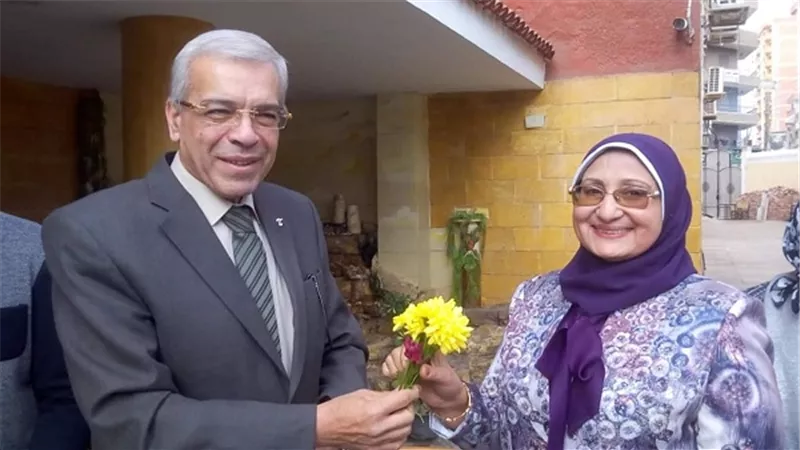عجلان يقدم باقات الورود للأمهات  بتعليم القليوبية احتفالا بعيد الأم