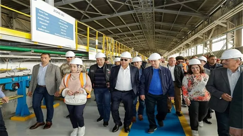  بالصور.. مميش ومحافظ السويس وأعضاء صناعة النواب يتفقدون مصانع العين السخنة