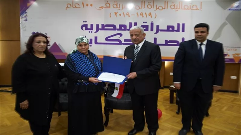 بالصور.. فى احتفالية المرأة المصرية بالسويس .. المحافظ يكرم امهات الشهداء من رجال الجيش والشرطة 