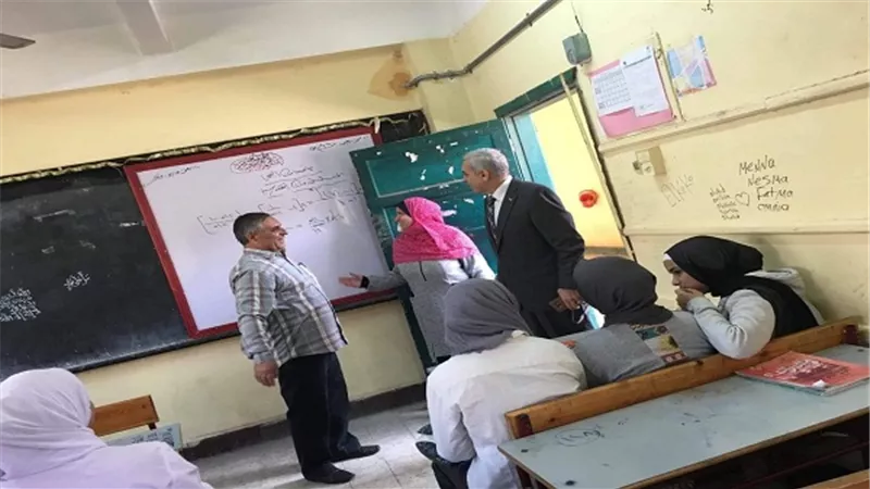 وكيل تعليم القليوبية يتفقد الأمتحان التجريبي الثاني للصف الأول الثانوى بنظام التابلت