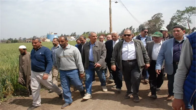 وزير الزراعة يتفقد مزرعة قطاع الإنتاج بمشتهر.. ويوجه بسرعة رفع كفاءة وحدة انتاج البايوجاز بها