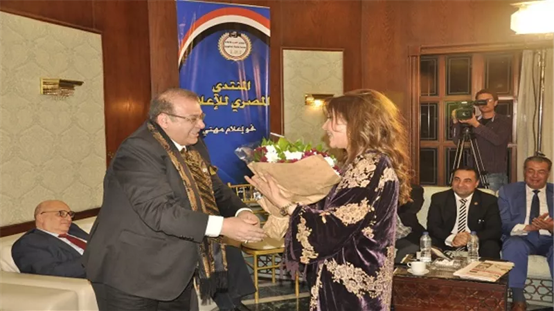 بالصور.. نادية مصطفى تشدو بباقة من اجمل اغانيها بالمنتدى المصرى للاعلام 