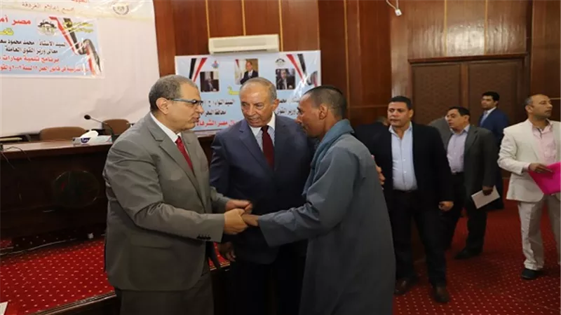 سعفان ومحافظ البحر الأحمر يوزعان 100 شهادة 