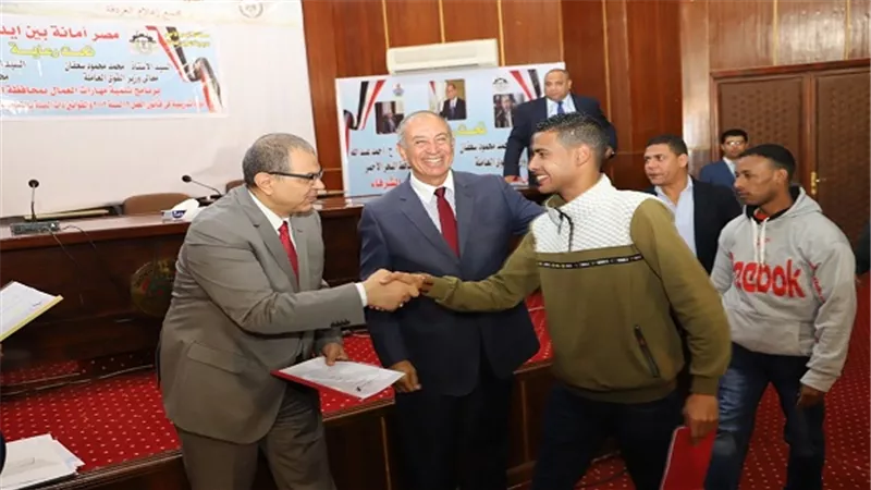 وزير القوي العاملة يسلم 31 عقد عمل لذوى الاحتياجات الخاصة في البحر الأحمر